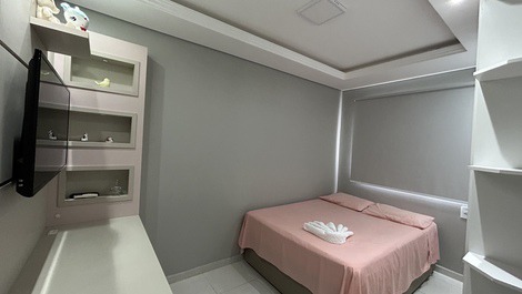 Quarto casal 2, cama casal, tv smart e ar condicionado