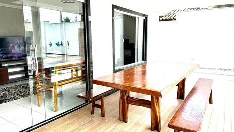 House with 5 suites with pool, 1300m from the beach