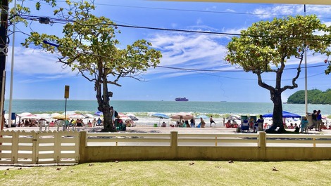 Frente da casa e jardim