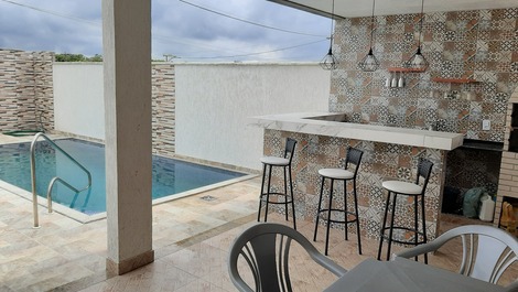 Casa com Piscina e Varanda com Bar e Churrasqueira