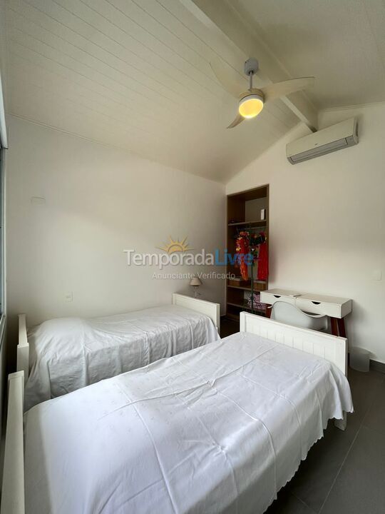 Casa para alquiler de vacaciones em São Sebastião (Praia da Baleia)