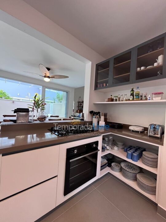 Casa para alquiler de vacaciones em São Sebastião (Praia da Baleia)