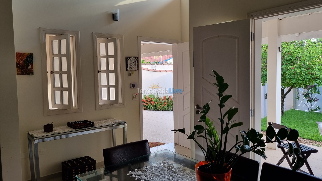 Casa para aluguel de temporada em Peruíbe (Belmira Novaes Ruinas)