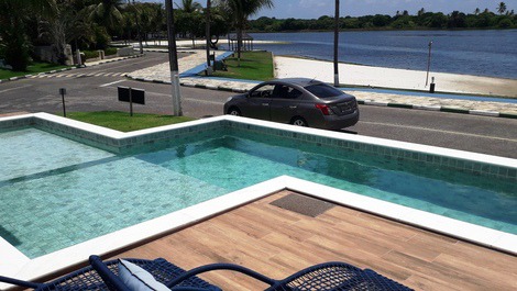 Piscina com vista lago