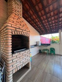 Churrasqueira na varanda coberta.