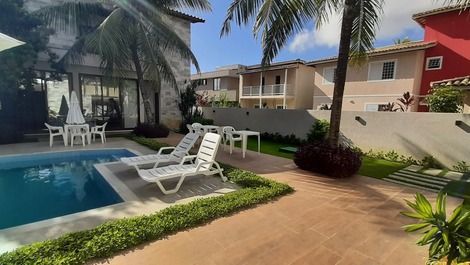 Piscina, jardim e ala nova.