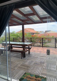 Terraza de casa de playa con mesa de billar con vista al mar - Itapoá SC