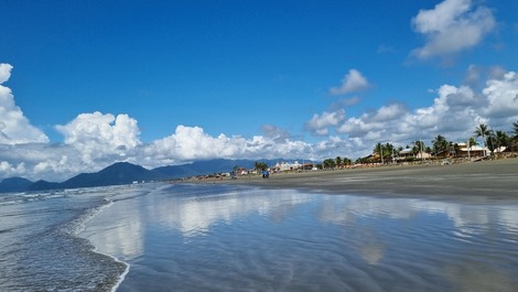Praia sempre própria para banho e mar calmo; perfeita para famīlias.