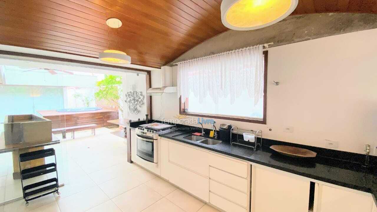 Casa para aluguel de temporada em Ubatuba (Praia do Lázaro)