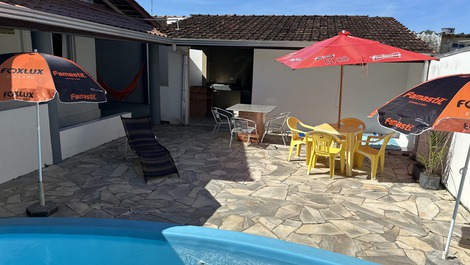 Casa com piscina e WiFi - Balneário Ipanema