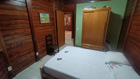 Quarto 2 com cama de casal