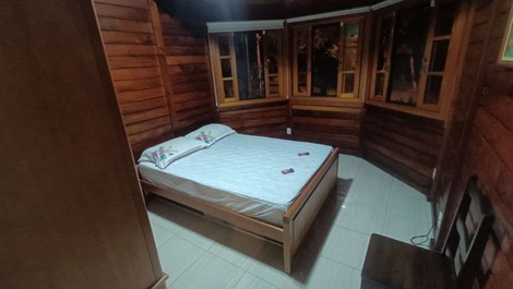 Quarto 2 com cama de casal