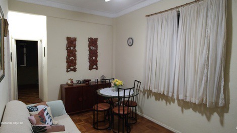 Sala com mesa de refeição 