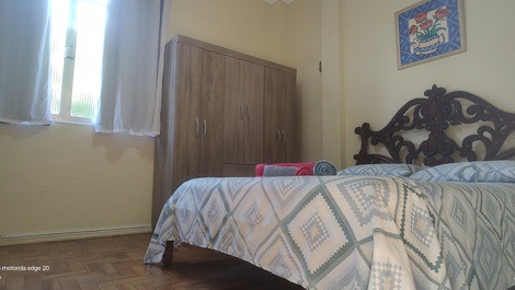 Quarto 2 cama de casal e cama de.solteiro com roupa de cama e toalhas