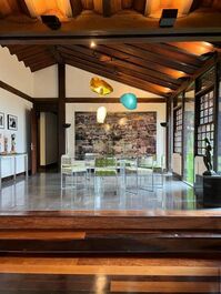 CASA RARA EN LA ZONA SUR — VISTA ESPECTACULAR