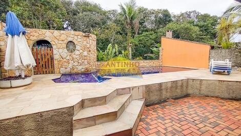 Piscina com linda área verde