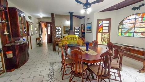 Sala ampla e arejada