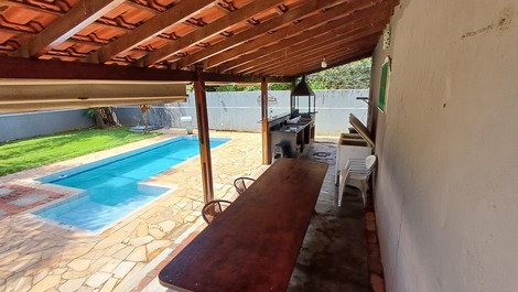 Hermosa mini granja en Piracicaba - camino pavimentado