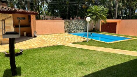 Churrasqueira/piscina/portão de entrada