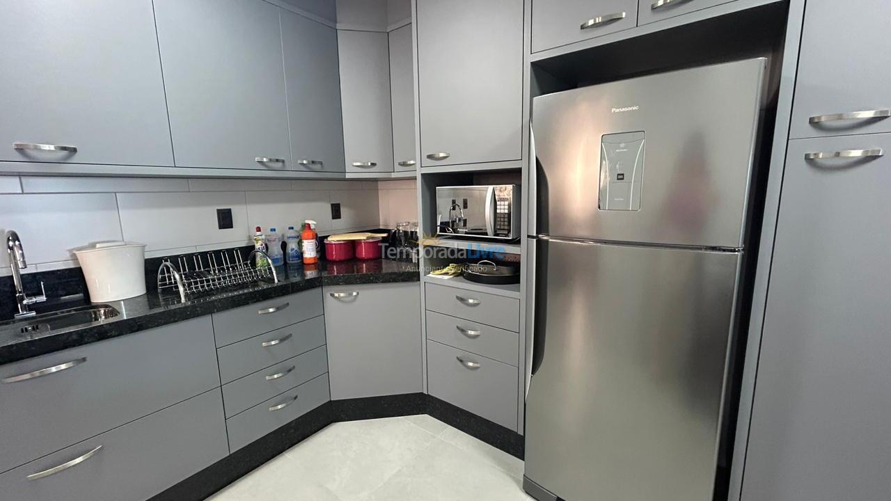 Apartamento para aluguel de temporada em Itapema (Meia Praia)