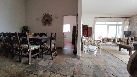 Sala de jantar e estar, com vista da cozinha