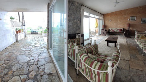 Portao de entrada, garaem cberta com ganchos de redes e sala de estar, pela entrada lateral