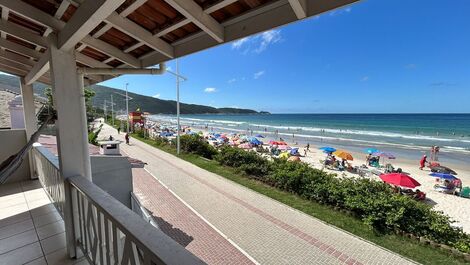 🌊 Beachfront House with Spectacular Views in Bombas Beach 🏡