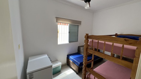 Quarto de solteiro com freezer