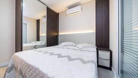 197 - Apto 03 dormitórios 50m da Praia de Mariscal