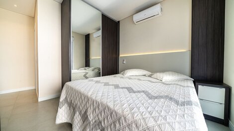 197 - Apto 03 dormitórios 50m da Praia de Mariscal