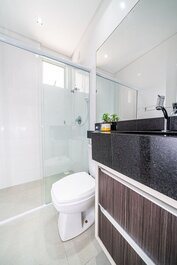 197 - Apto 03 dormitórios 50m da Praia de Mariscal