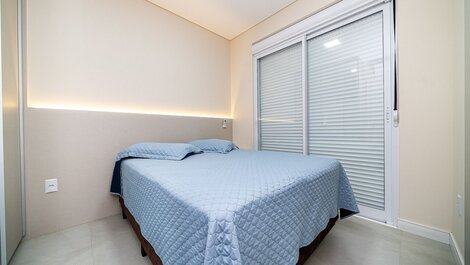 197 - Apto 03 dormitórios 50m da Praia de Mariscal