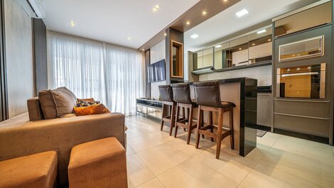 197 - Apto 03 dormitórios 50m da Praia de Mariscal