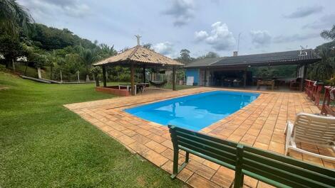 Piscina e espaço churrasqueira 