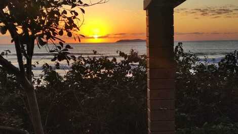 SOBRADO PÉ NA AREIA EM CANTO GRANDE - CASA 9