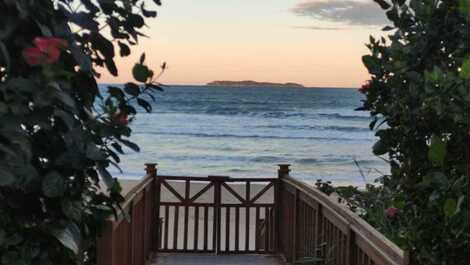 SOBRADO PÉ NA AREIA EM CANTO GRANDE - CASA 9