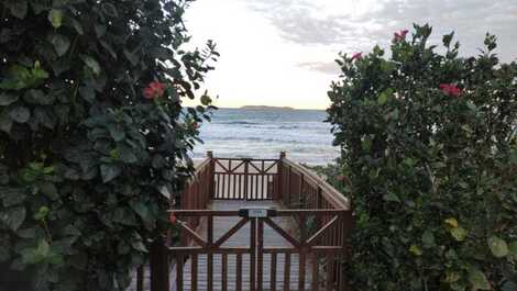 SOBRADO PÉ NA AREIA EM CANTO GRANDE - CASA 9