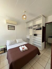 Quarto com ar condicionado.