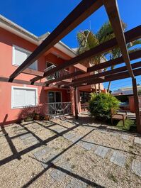 Estacionamento não coberto.