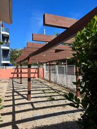 Estacionamento não coberto.