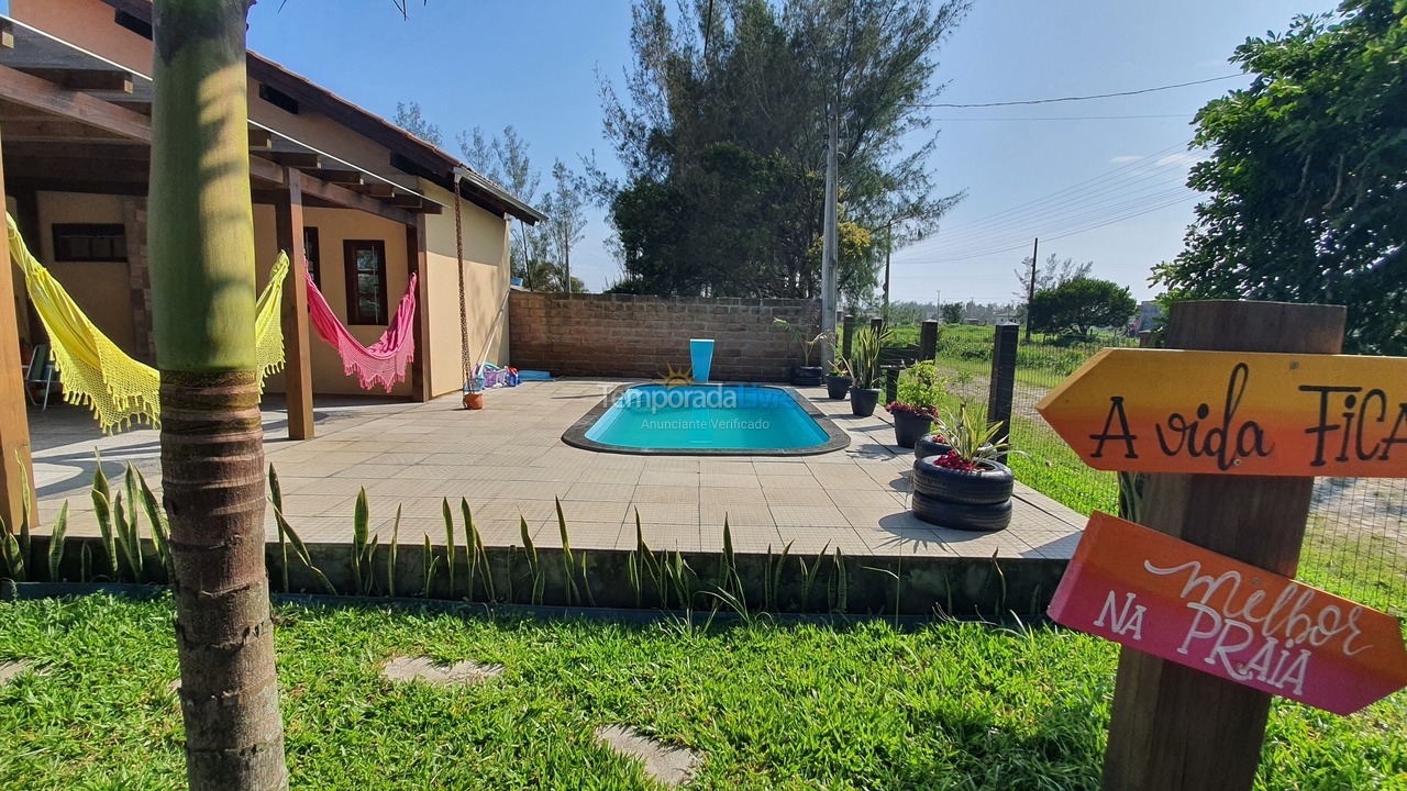 Casa para aluguel de temporada em Balneário Gaivota (Village Dunas I)