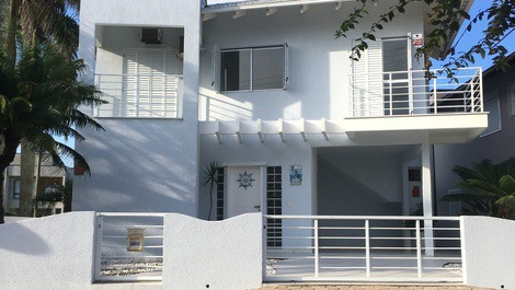 Beach house close to the sea with pool, air conditioning, TVs and WI FI