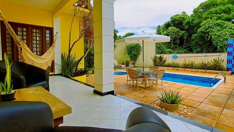 Varanda em frente a piscina