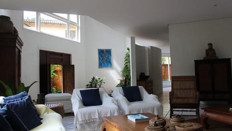 Sala de estar com hall de entrada ao fundo 