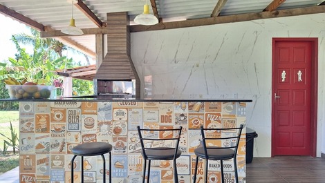 Frente para o balcão da churrasqueira