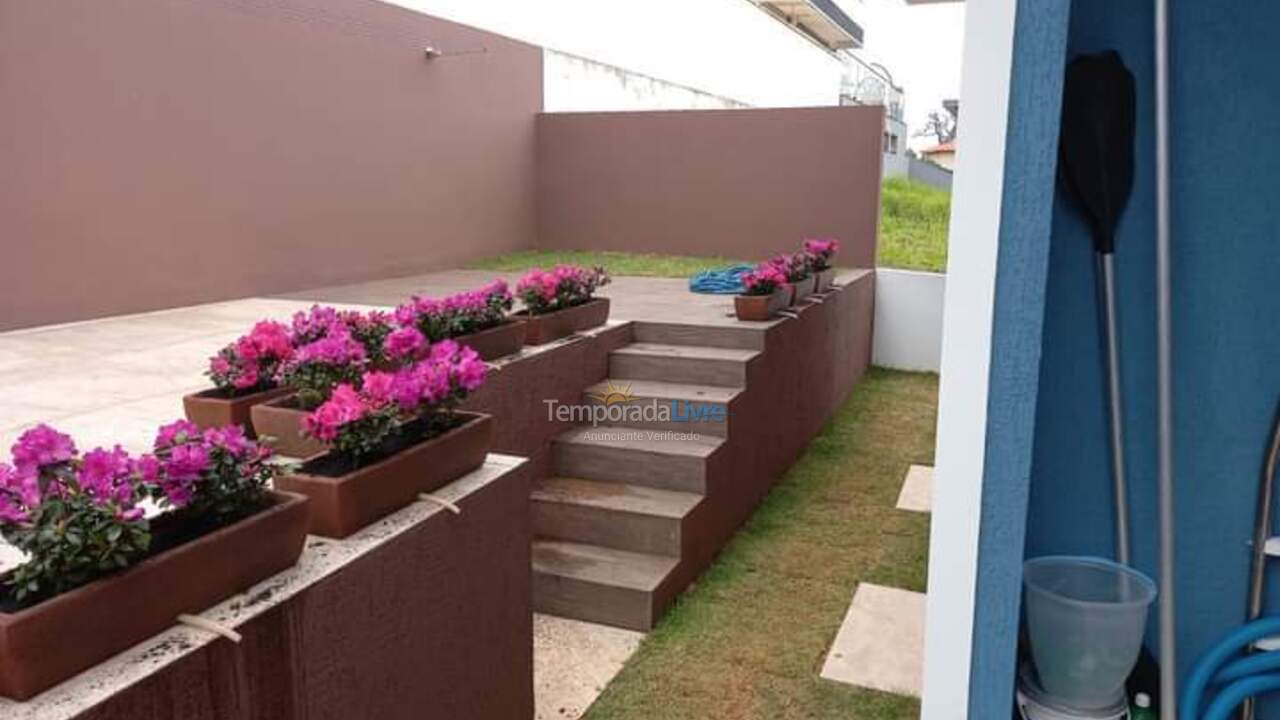 Casa para alquiler de vacaciones em Paranapanema (Riviera de Santa Cristina Xiii)