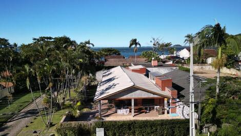 Ground floor house with swimming pool, 5 bedrooms, 50 meters from the sea