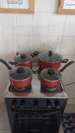 Panelas à disposição para fazer as refeições 