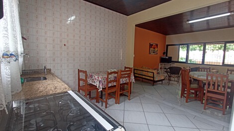 Acogedora casa, 5 habitaciones con aire, a 50 metros del mar de Lagoinha