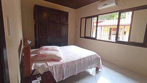 Acogedora casa, 5 habitaciones con aire, a 50 metros del mar de Lagoinha